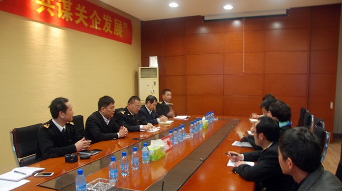 本报讯 (本报记者 林婧怡)4月8日,台州海关驻临海办事处主任林龙一行,莅临我集团公司指导工作,集团副总赵年高陪同,并在临亚展厅会议室开展了"倾听群众声音,共谋企业发展"的座谈会 。 首先,赵年高代表临亚对海关领导的到来表示热烈欢迎,感谢海关领导一直以来对临亚集团的支持与关怀。座谈会上,林龙表示,海关将一如既往地关心、支持临亚集团的出口贸易发展,竭尽全力为企业营造便捷、高效、安全的通关环境,在企业办理加工贸易手册手续时,做到特事特办,优先审核。加强与台州各相关部门的相互沟通交流协作,在大力扶持出口商品